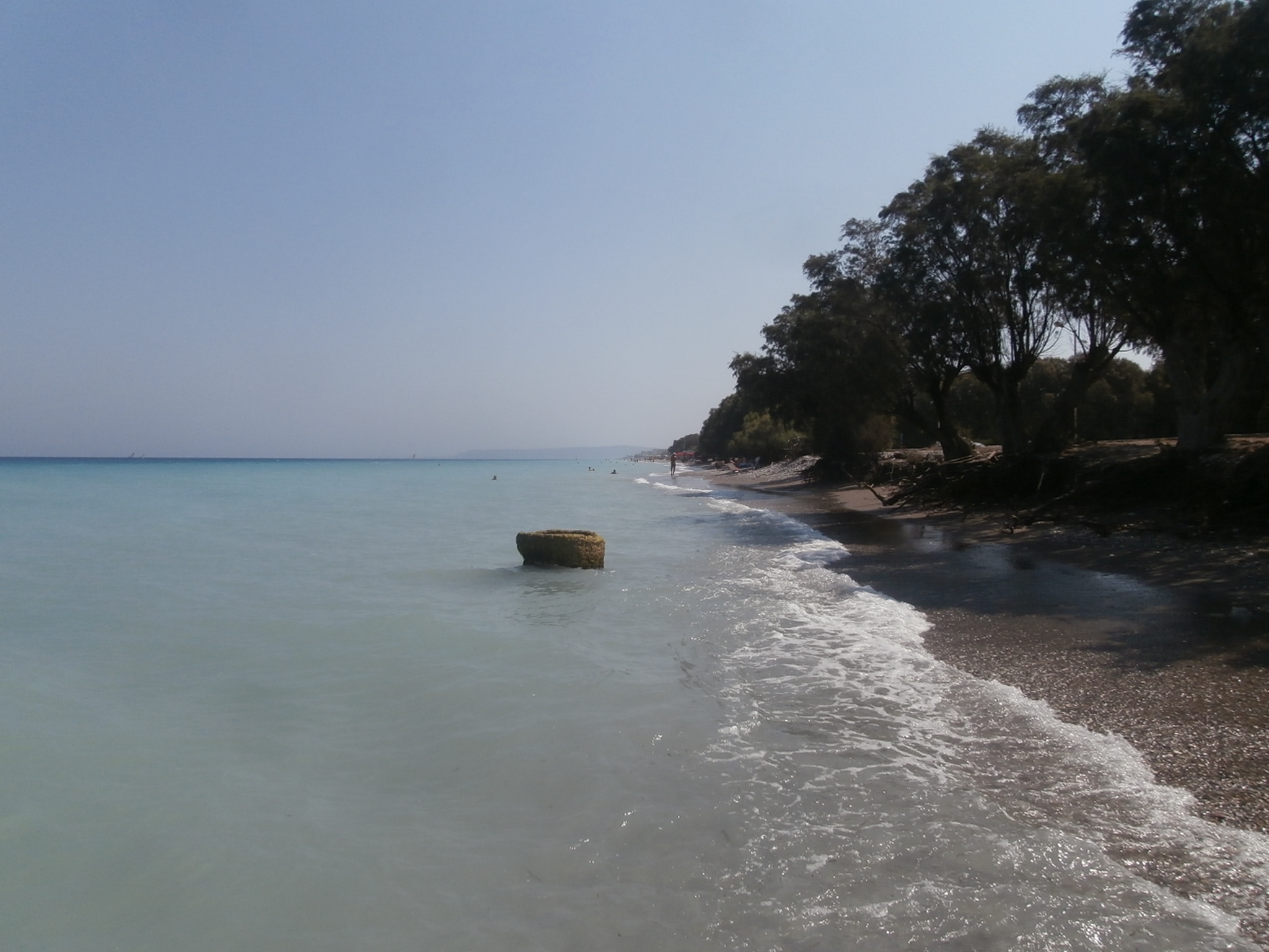 Kremasti Beach in Griekenland, gefotografeerd in 2018. Het strand staat onder druk door de stijgende zeespiegel. Afbeelding door Pjotr ​​Mahhonin via Wikimedia Commons (CC BY-SA 4.0).