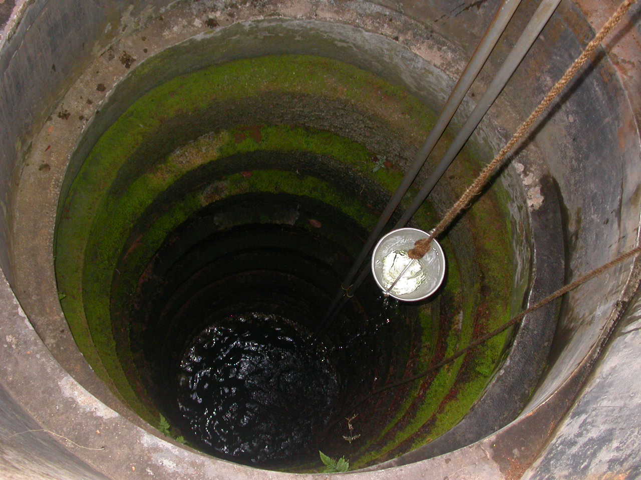 Water wordt gehaald uit een traditionele bron in Taliparamba, een stad in Kerala in het zuidwesten van India. Afbeelding door MANOJTV via Wikimedia Commons (CC BY-SA 3.0).