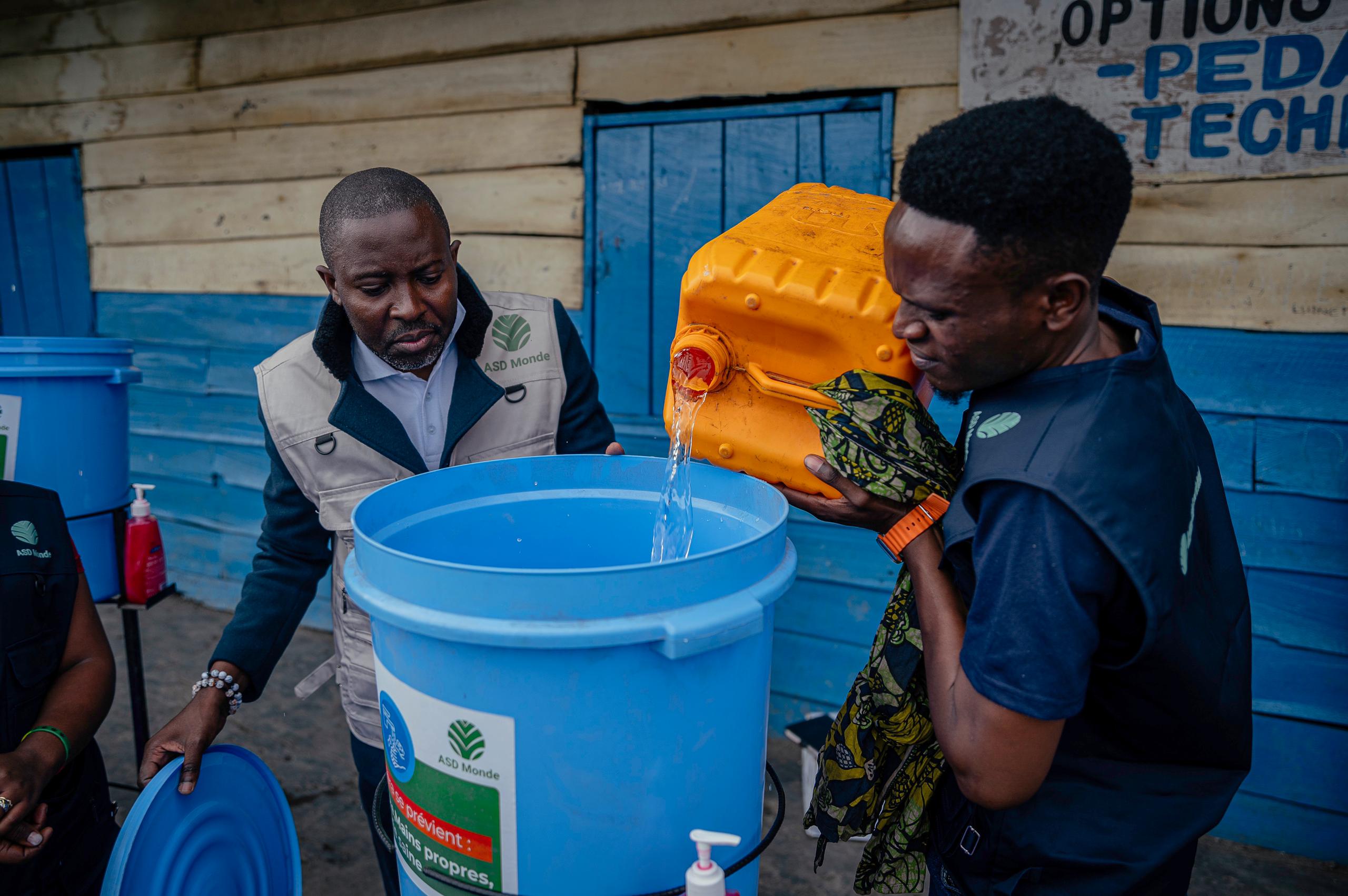 De non-profitorganisatie ASD Monde verstrekt handwaspakketten aan scholen in het Nyiragongo-gebied, in de provincie Noord-Kivu, in het oosten van de DRC. Afbeelding met dank aan ASD Monde.