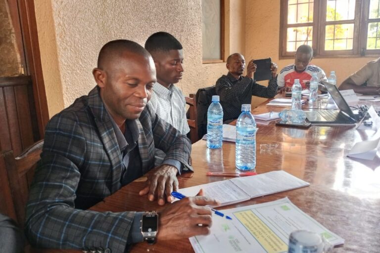 Gangala Yafali Mangusa Jr. neemt deel aan een workshop voor het delen van ervaringen over gemeenschapsbehoud in Bukavu, in het oosten van de Democratische Republiek Congo. Afbeelding door Jéremie Kyaswekera Kakule.