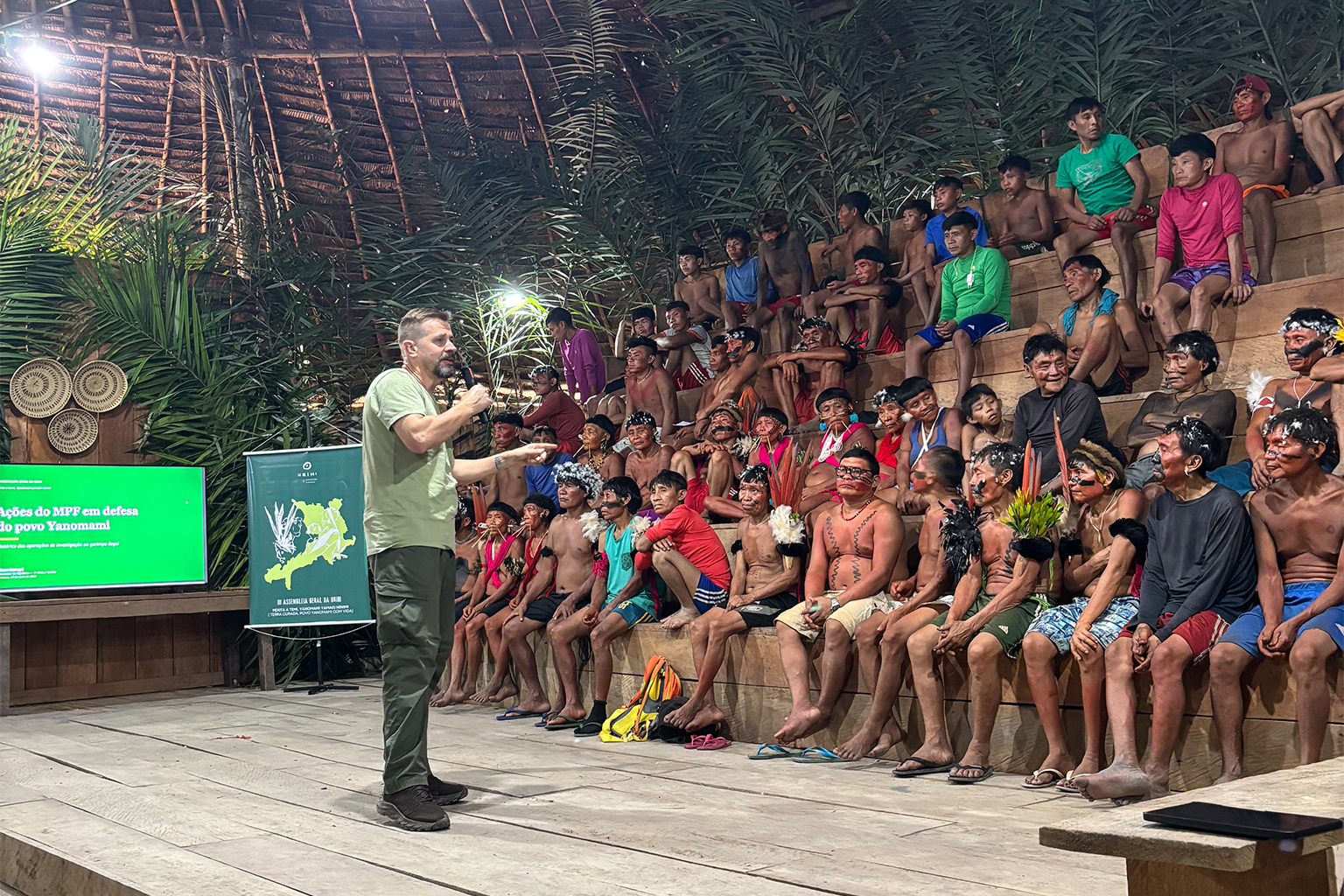 Dalberto spreekt op een bijeenkomst van de Urihi Yanomami-vereniging in het Yanomami Indigenous Territory. Afbeelding met dank aan het Federaal Openbaar Ministerie (MPF) / Daniel Dalberto.