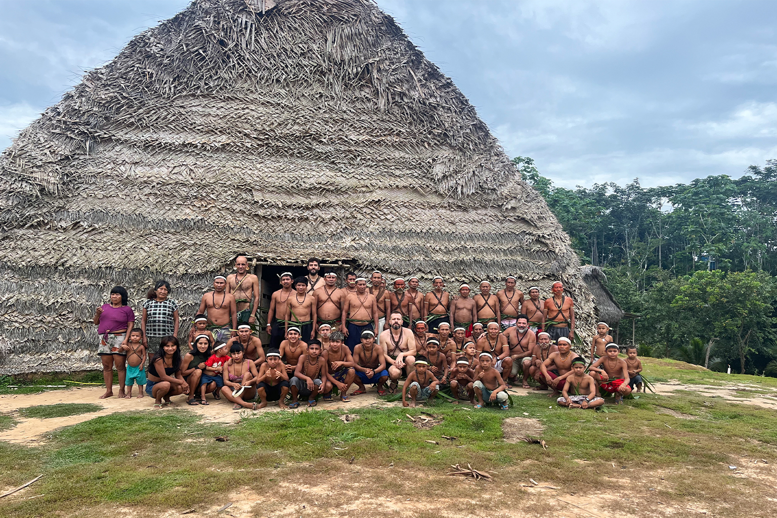 Tawaya Dorp van de Matis-bevolking in de Javari-vallei, Amazonas, Brazilië, met ook Korubo-leden. Afbeelding met dank aan het Federaal Openbaar Ministerie (MPF) / Daniel Dalberto.