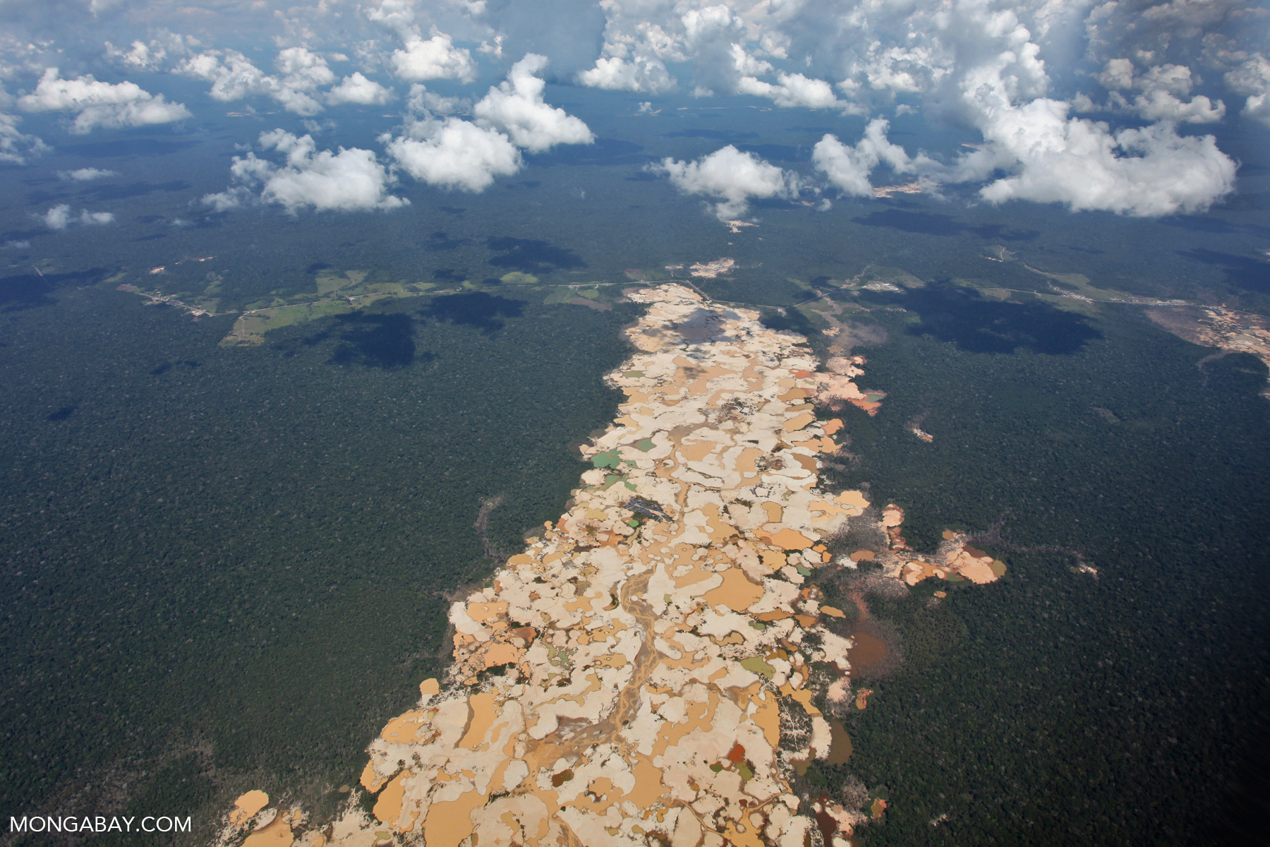 Peruaans Amazonelandschap getekend door open goudmijnen.
