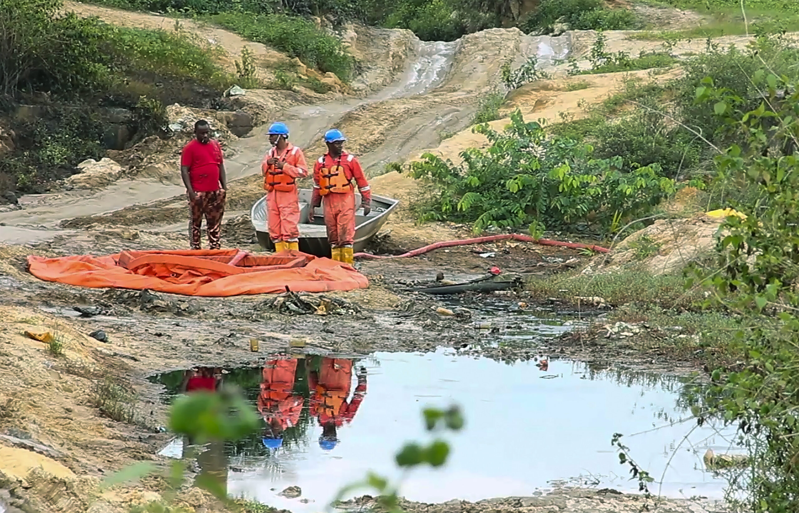 Een olielek bij een Shell-fabriek, in een apart deel van Nigeria in Ogoniland, vervuilde landbouwgrond en een rivier in 2013. Het heeft de levensstandaarden van de vissers- en landbouwgemeenschappen in een deel van de Nigerdelta, die lange tijd te kampen hebben met milieuvervuiling veroorzaakt door de olie-industrie, op zijn kop gezet. Afbeelding door AP Photo.