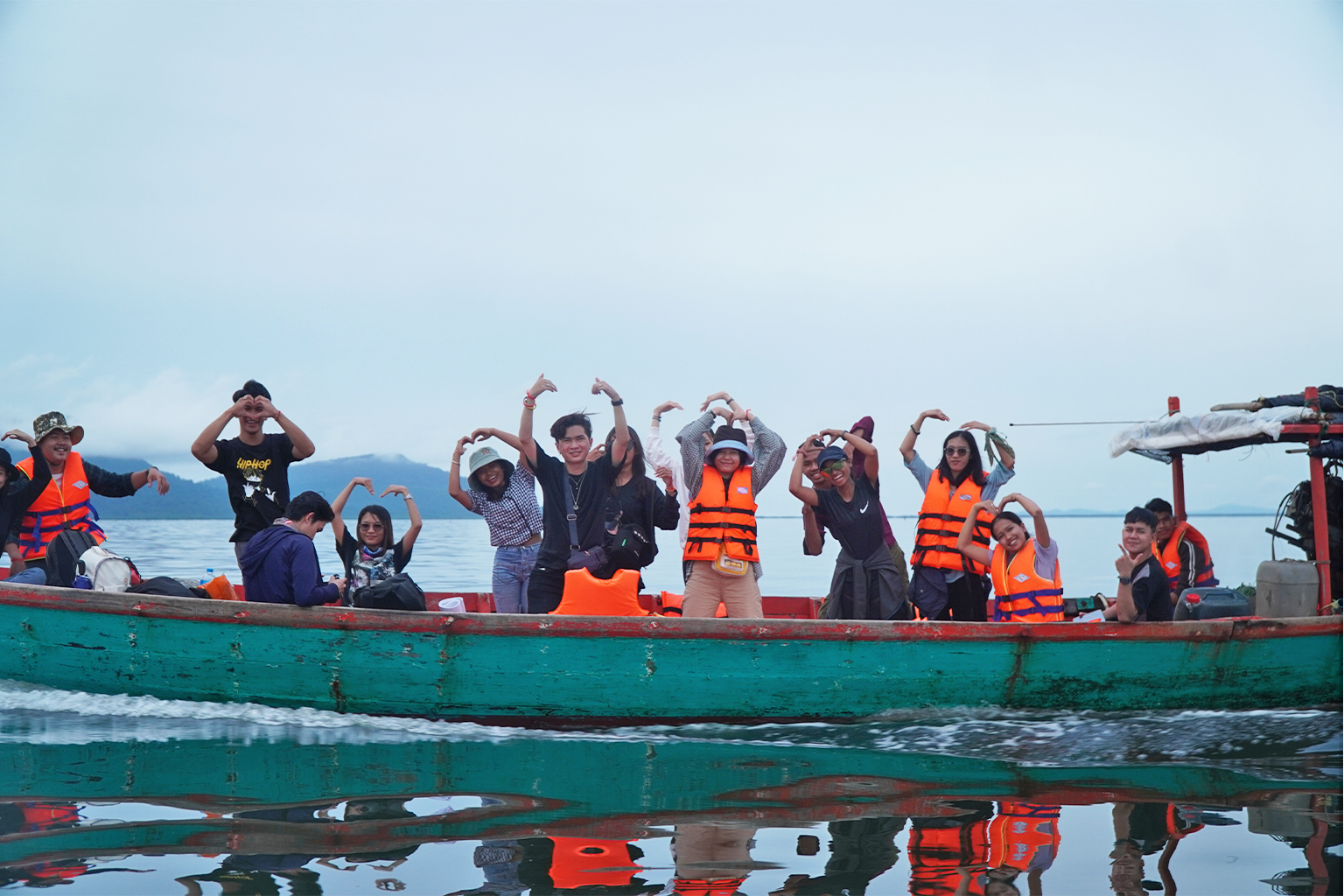 Activisten van Moeder Natuur Cambodja in een boot.