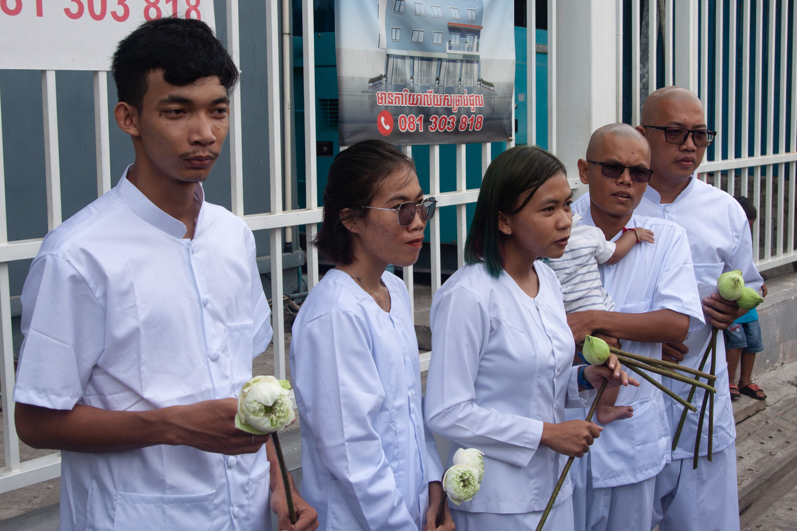 (Van links naar rechts) Ly Chandaravuth, Long Kunthea, Phuon Keoreaksmey, Thun Ratha en Yim Leanghy van Moeder Natuur Cambodja nemen afscheid van hun supporters voordat ze op 29 mei 2024 de rechtbank betreden. Afbeelding door Gerald Flynn / Mongabay.