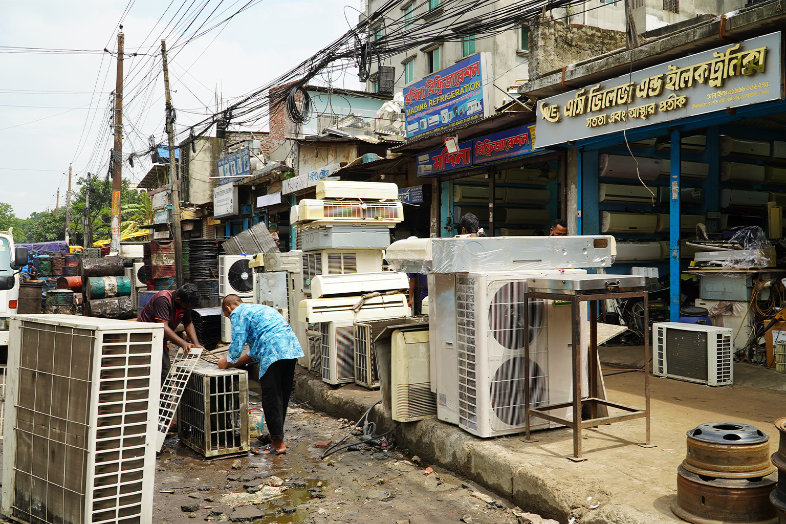 Markten voor het opknappen van airconditioners slaan ze openlijk op en ontmantelen ze. Afbeelding door Abdullah Zahid Osmani, TIB.