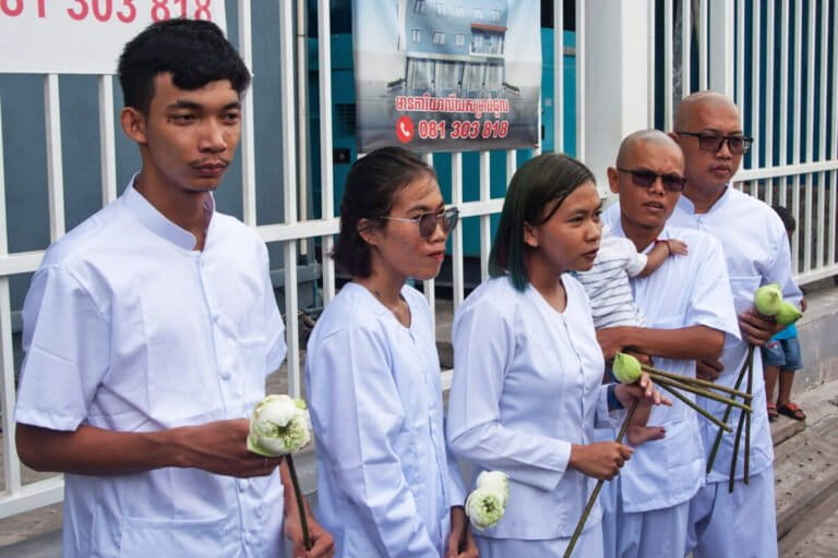 Van links: Ly Chandaravuth (26), Long Kunthea (28), Phuon Keoraksmey (25), Thun Ratha (34) en Yim Leanghy (37) van Moeder Natuur Cambodja nemen afscheid van hun supporters voordat ze op 29 mei 2024 de rechtbank betreden. Afbeelding door Gerald Flynn/Mongabay.