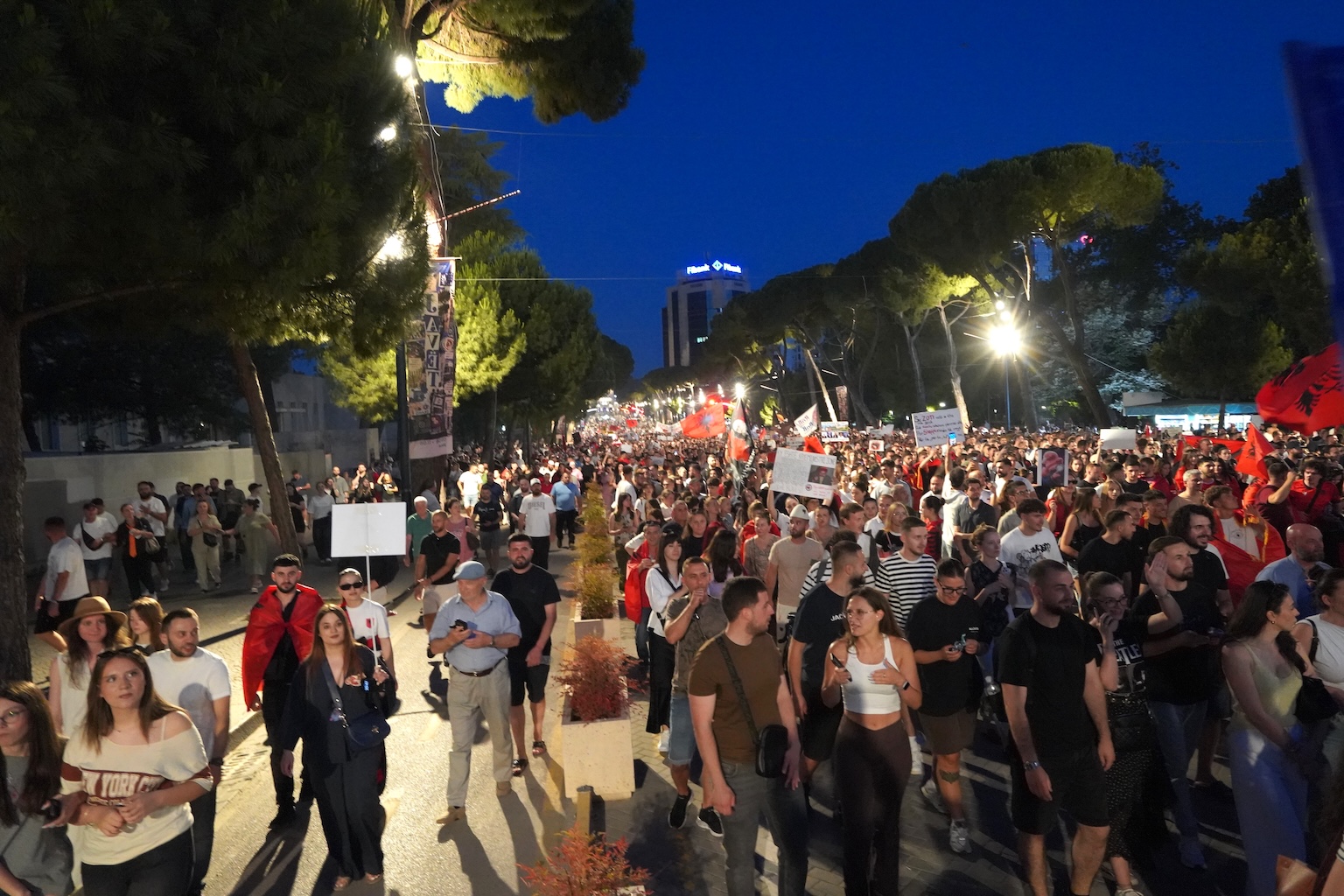 Een zee van demonstranten vult een van de belangrijkste boulevards van Tirana, met menigten die oproepen tot het aftreden van de Albanese premier Edi Rama. Afbeelding door Stefan Lovgren voor Mongabay.