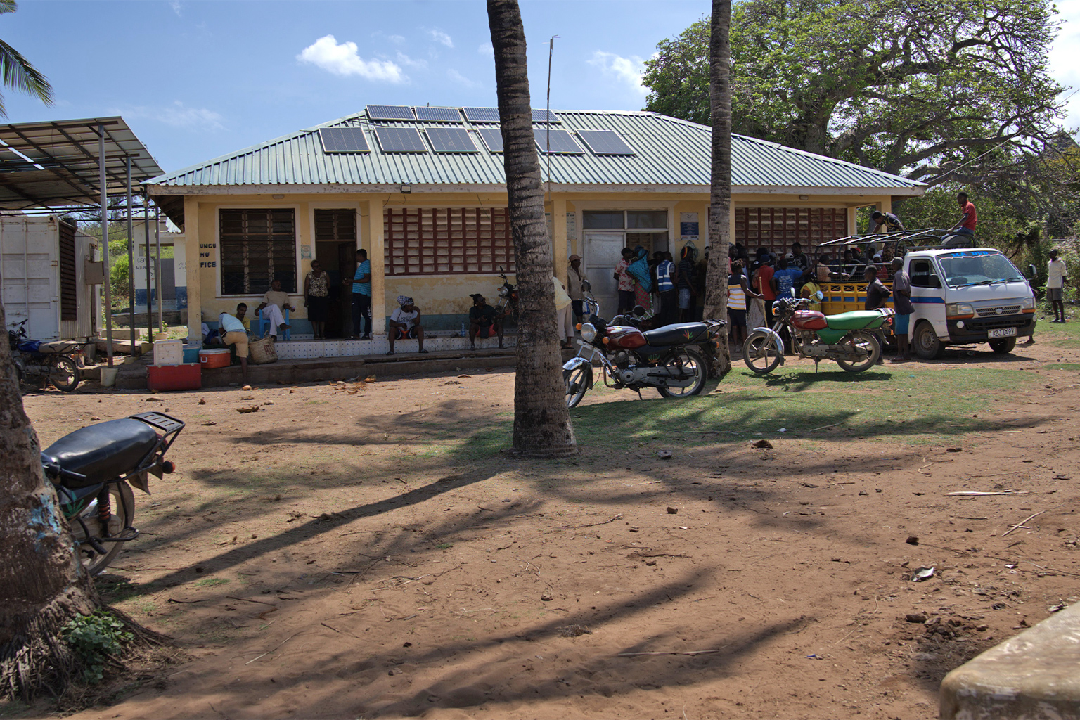 Een vrachtwagen is geladen met vis bij het kantoor van de Mayungu Beach Management Unit in Malindi. Afbeelding door Anthony Langat voor Mongabay.