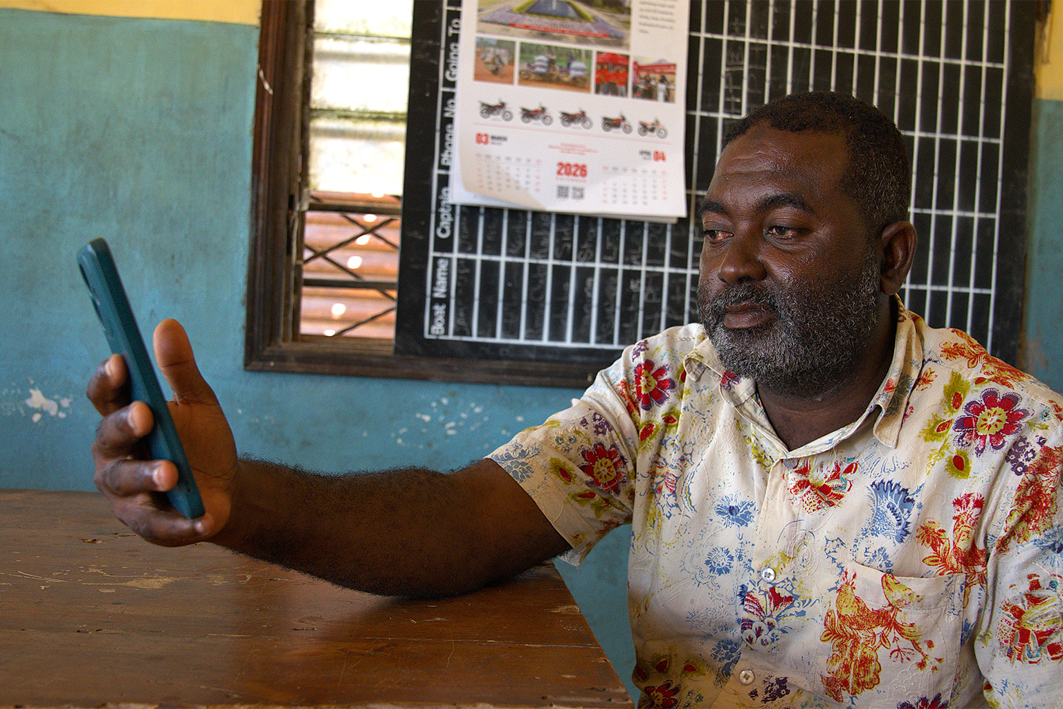 Ahmed Bakari begon als visser en bezit nu drie boten in Malindi, Kenia. Eén heeft een tracker geïnstalleerd die gegevens verzamelt over de routes en de tijd die wordt besteed aan het vissen, en waarmee vissers gegevens kunnen invoeren over de vis die ze vangen. Afbeelding door Anthony Langat voor Mongabay.