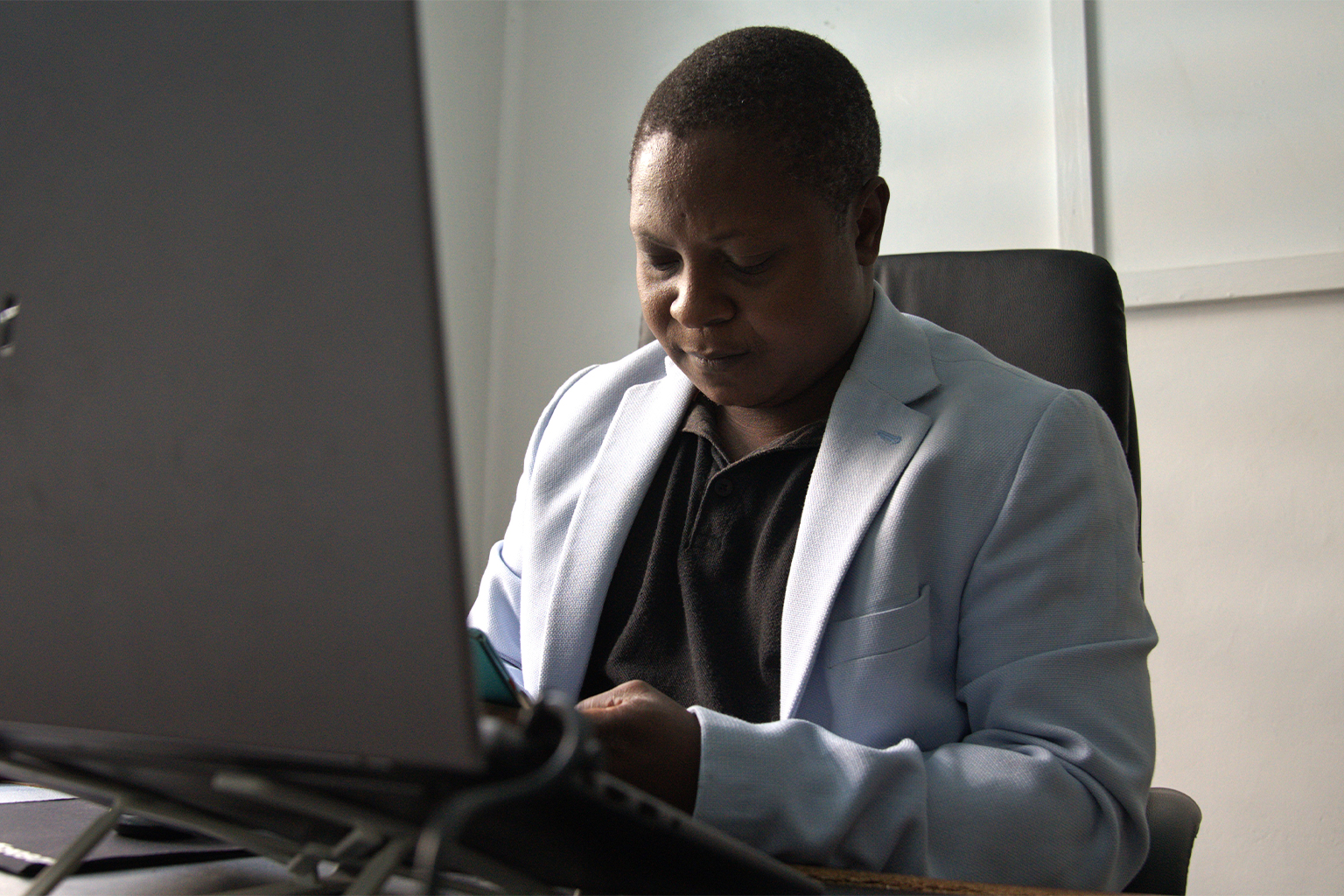 Emmanuel Mbaru, een senior wetenschapper bij WorldFish die leiding geeft aan het visserijdataproject in Kenia, op zijn kantoor in Mombasa. Afbeelding door Anthony Langat voor Mongabay.