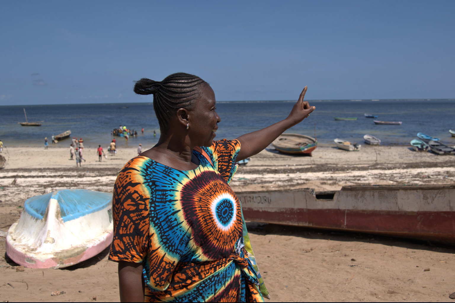 Een booteigenaar wiens boot een tracker heeft geïnstalleerd op de Mayungu-landingsplaats in Malindi. Afbeelding door Anthony Langat voor Mongabay.