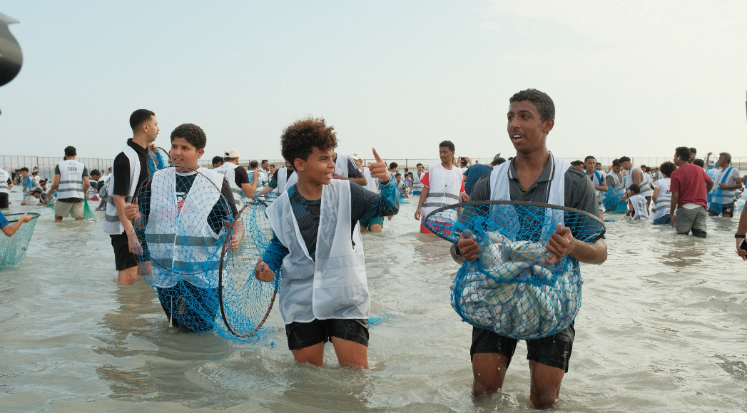 Deelnemers aan het jaarlijkse Hareed Festival op de Farasan Eilanden, een archipel in de Rode Zee voor de kust van Saoedi-Arabië, met zijn vangst van papegaaivissen. Afbeelding met dank aan Laila Shaaban.