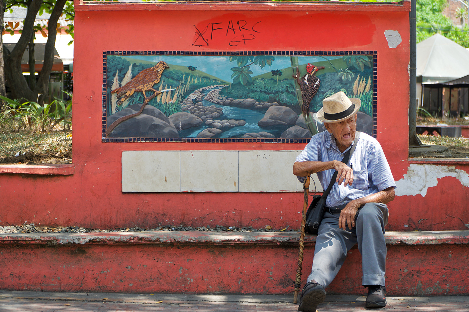 Op de graffiti staat ‘FARC – EP’, wat staat voor ‘Revolutionaire Strijdkrachten van Colombia – Volksleger’.