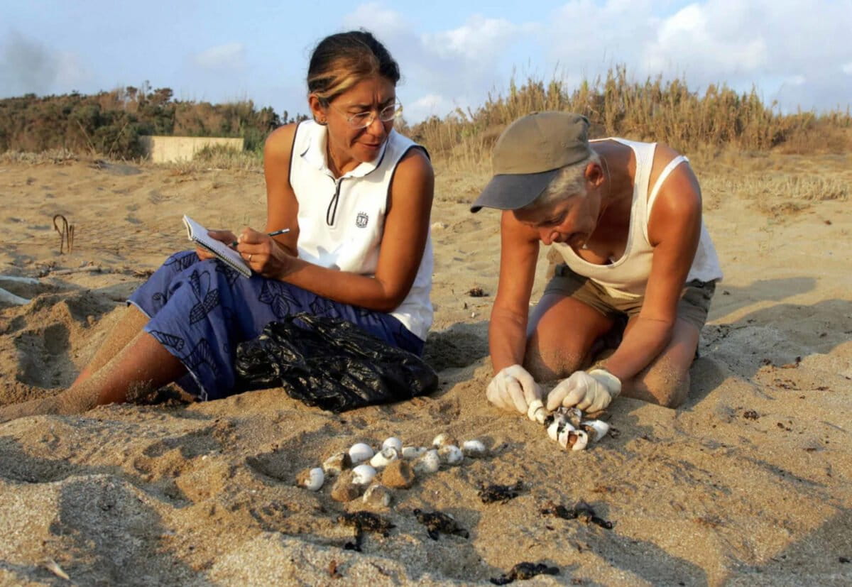 Mona Khalil in 2004 op Mansuri Beach in Libanon. Foto door Joseph Barrak/AFP/Getty Images