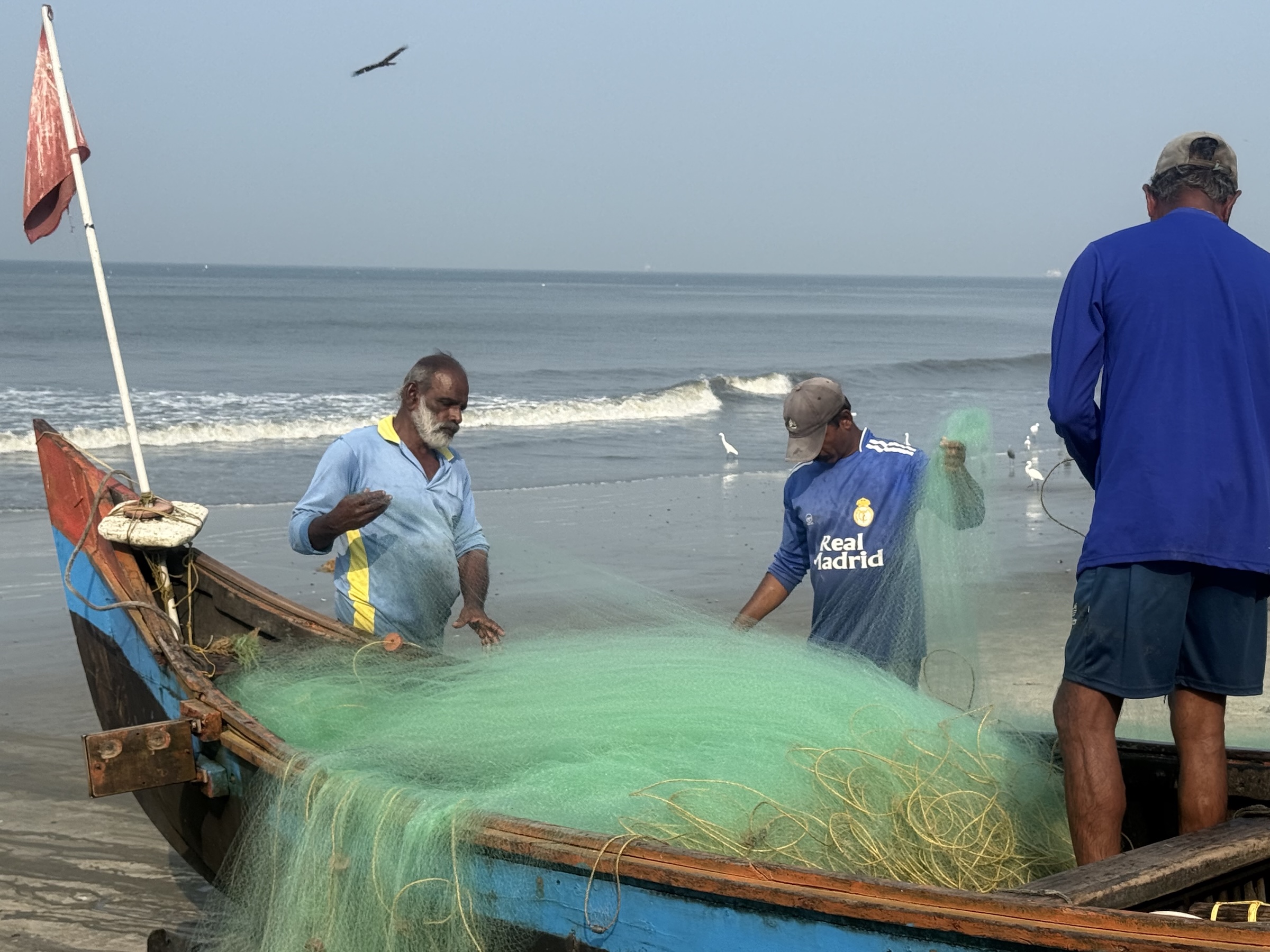 Vissers verzorgen hun uitrusting op Saude Beach in Kochi. Afbeelding door Robert Bociaga voor Mongabay.