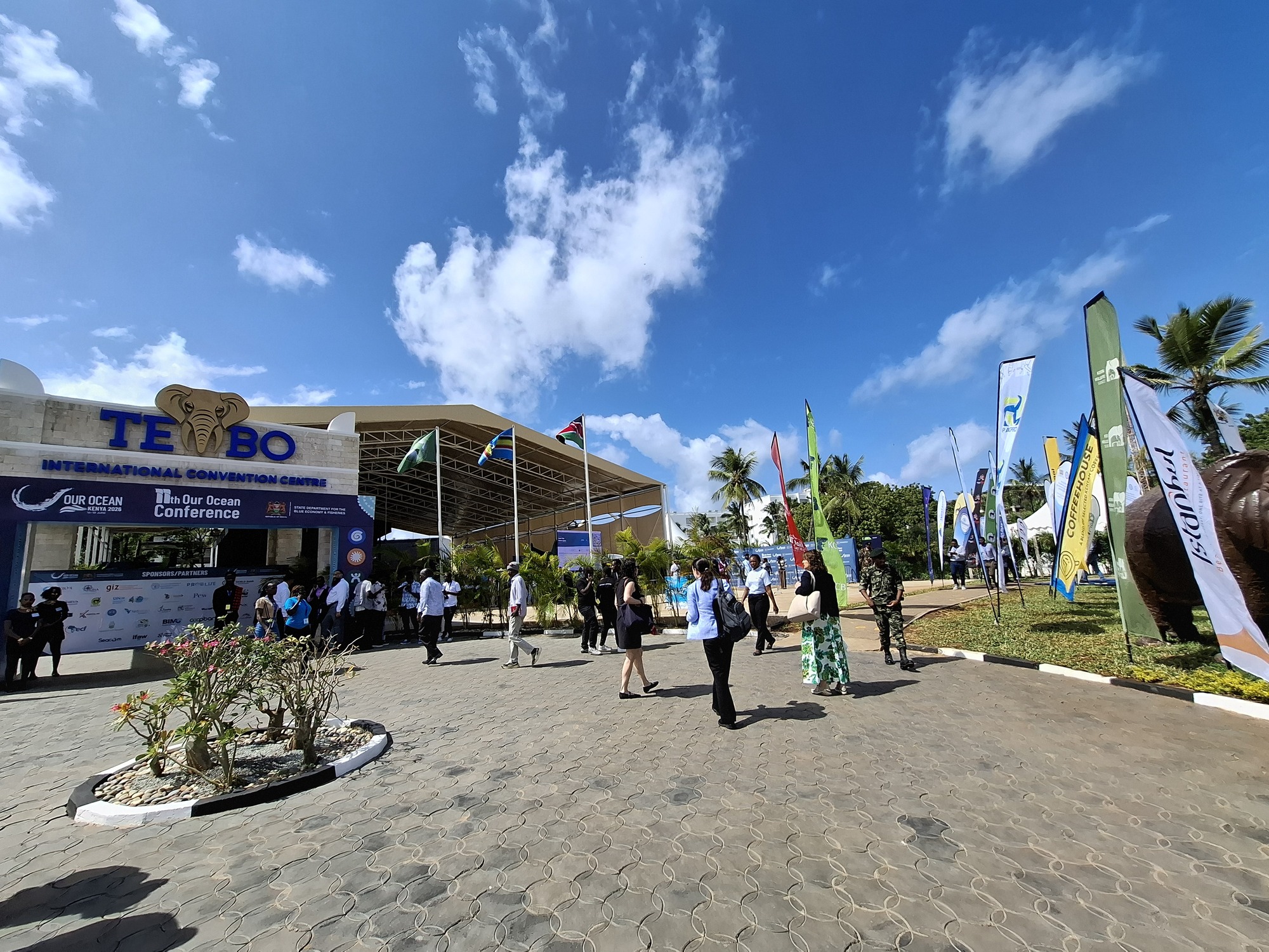 Afgevaardigden buiten een van de locaties voor de Our Ocean-conferentie in Mombasa, Kenia. Afbeelding door Malavika Vyawahare/Mongabay.