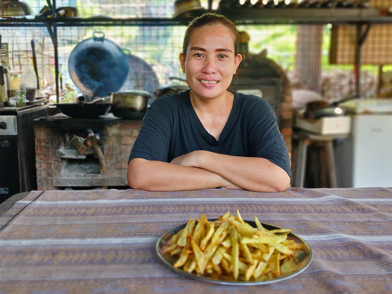 Rosabel Cadiz, kok die trainer is geworden, geeft eten aan het personeel en de bezoekers van de boerderij als hij niet aan het planten is of lesgeeft.