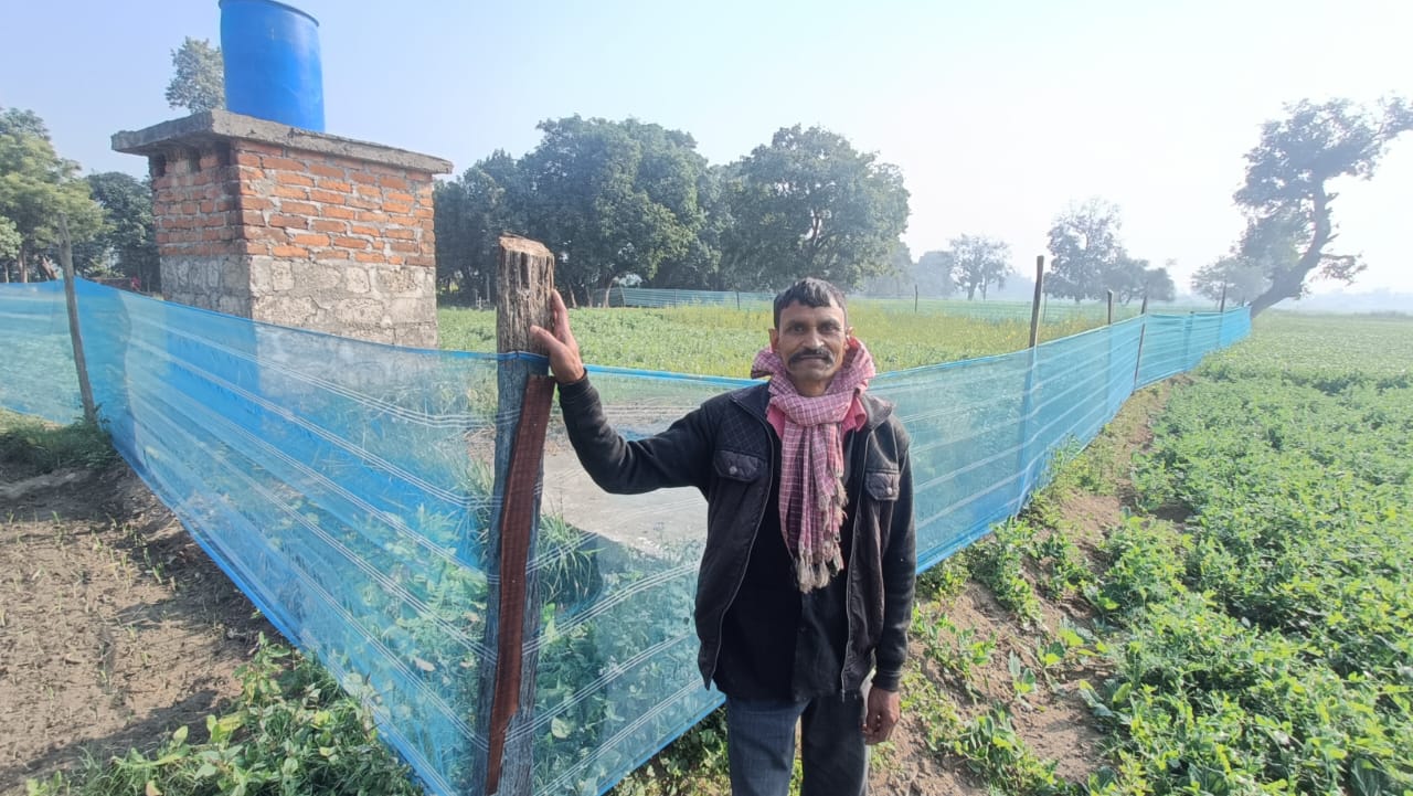 Bodh Raj Mourya, hij heeft zijn boerderij omheind om te beschermen tegen Nilgai.