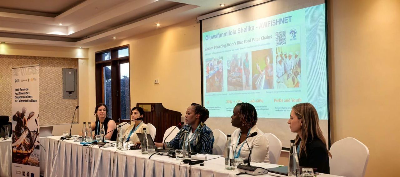 Lovin Kobusingye (derde van links) spreekt tijdens de High-Level African Blue Food Leadership Roundtable op de 11e Our Ocean Conference (OOC11) in Mombasa, Kenia. Foto: Panel op hoog niveau voor een duurzame oceaaneconomie.