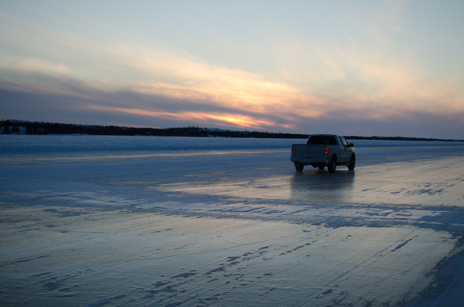 Een ijsweg op het Great Slave Lake. Afbeelding door Chris Fournier via Flickr (CC BY-NC 2.0).