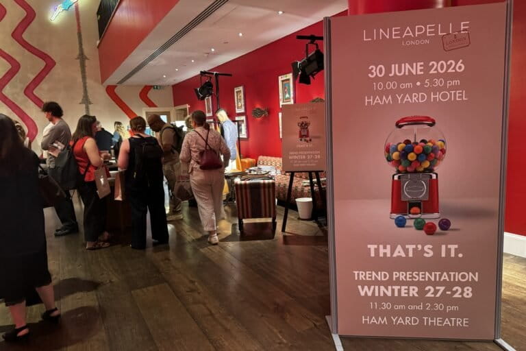 De Lineapelle-beurs is een van de belangrijkste leerevenementen, waar producenten, ontwerpers en vertegenwoordigers van luxemerken samenkomen. Afbeelding door Elisangela Mendonça/Mongabay.