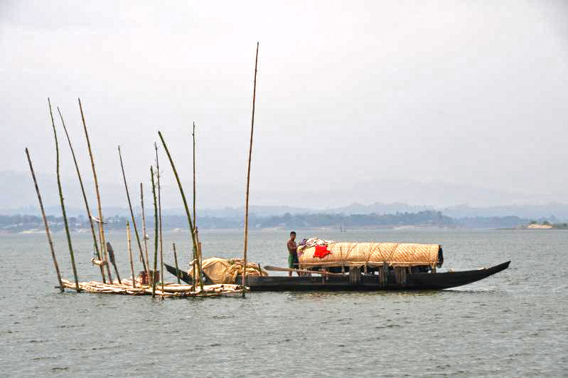 Visnetten en een boot op Kaptai Lake.