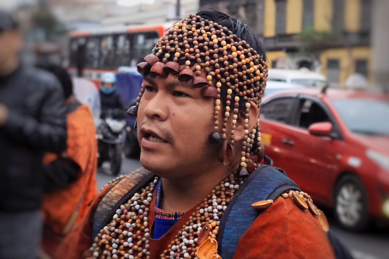 Herlin Odicio Estrella, inheemse leider en president van FENACOKA, buiten het Congres van de Republiek Peru tijdens een protest ter verdediging van PIACI (Indigenous Peoples in Isolation and Initial Contact), 2023. 