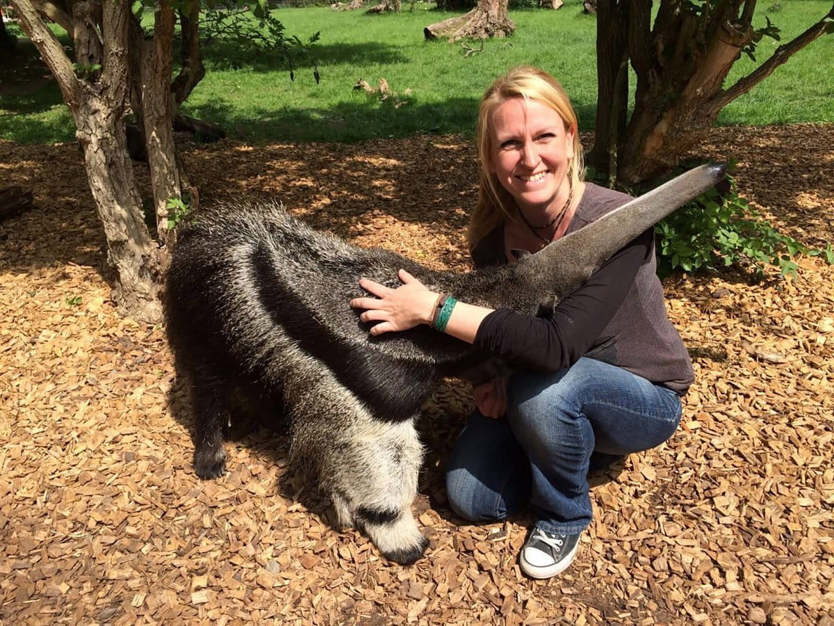 Lydia Möcklinghoff met een gigantische miereneter. Gedeeld via Facebook.