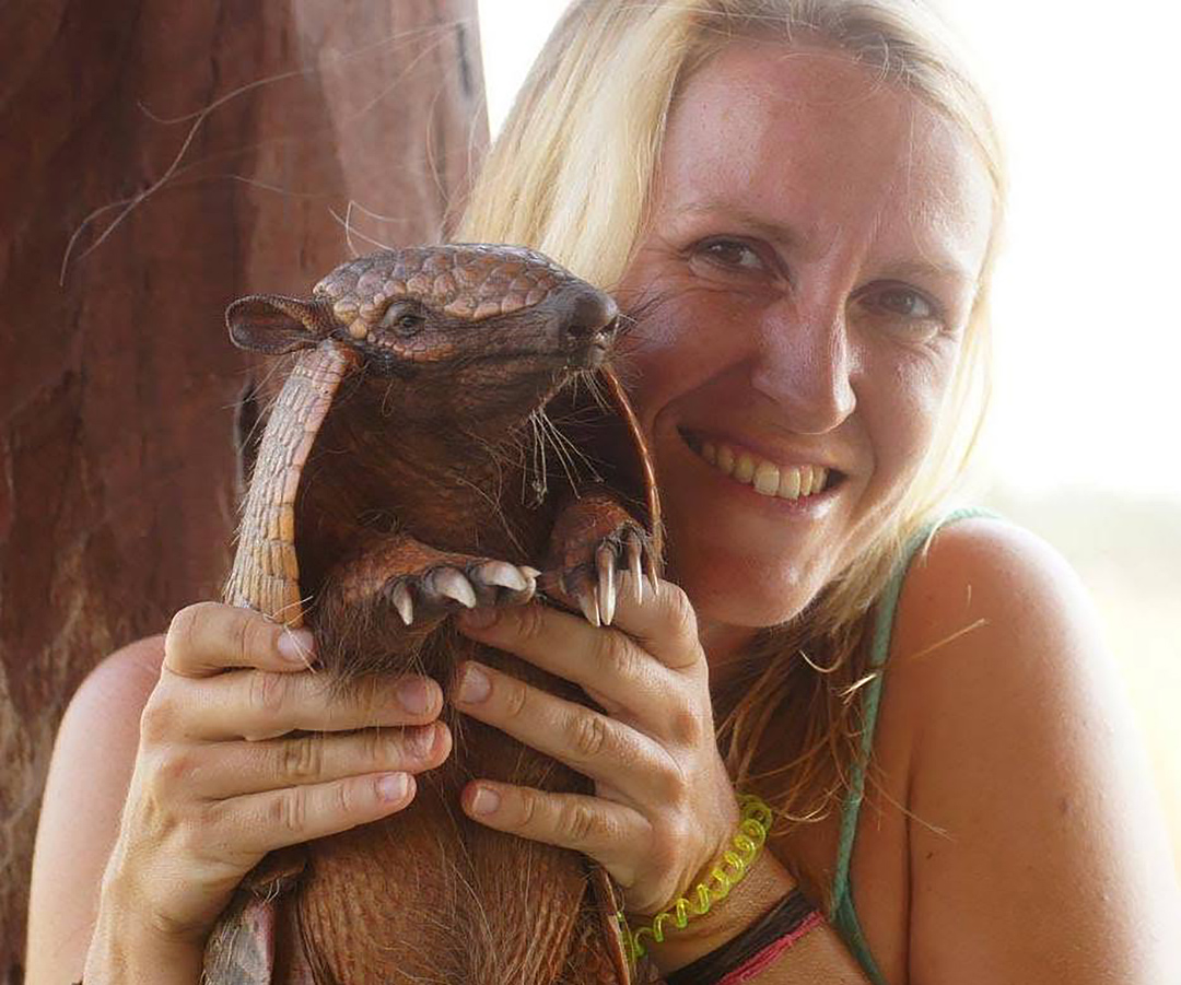 Lydia Möcklinghoff met een gordeldier. Van haar sociale media.