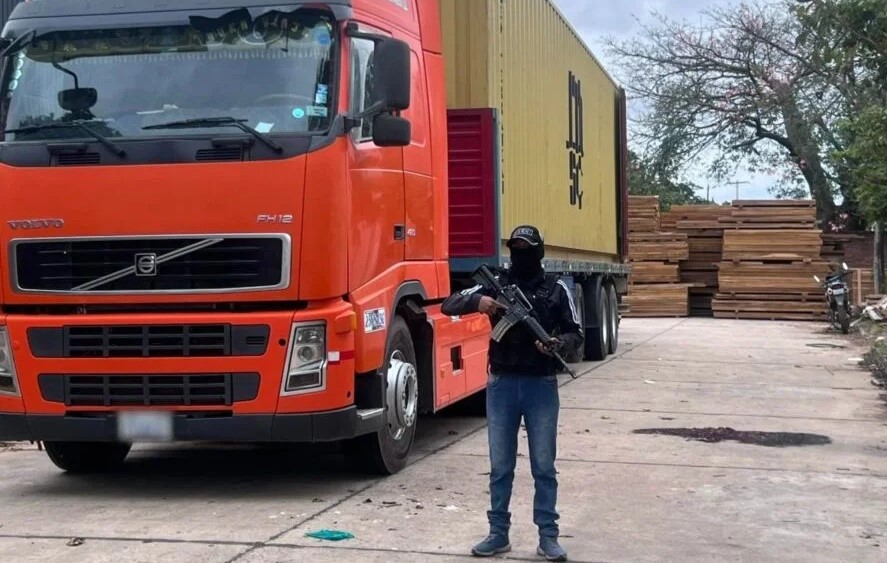 In Bolivia voerden functionarissen invallen uit bij houtzagerijen om technologisch materiaal in beslag te nemen en monsters te nemen om de aanwezigheid van gereguleerde stoffen te verifiëren. Afbeelding met dank aan het Boliviaanse Openbaar Ministerie.