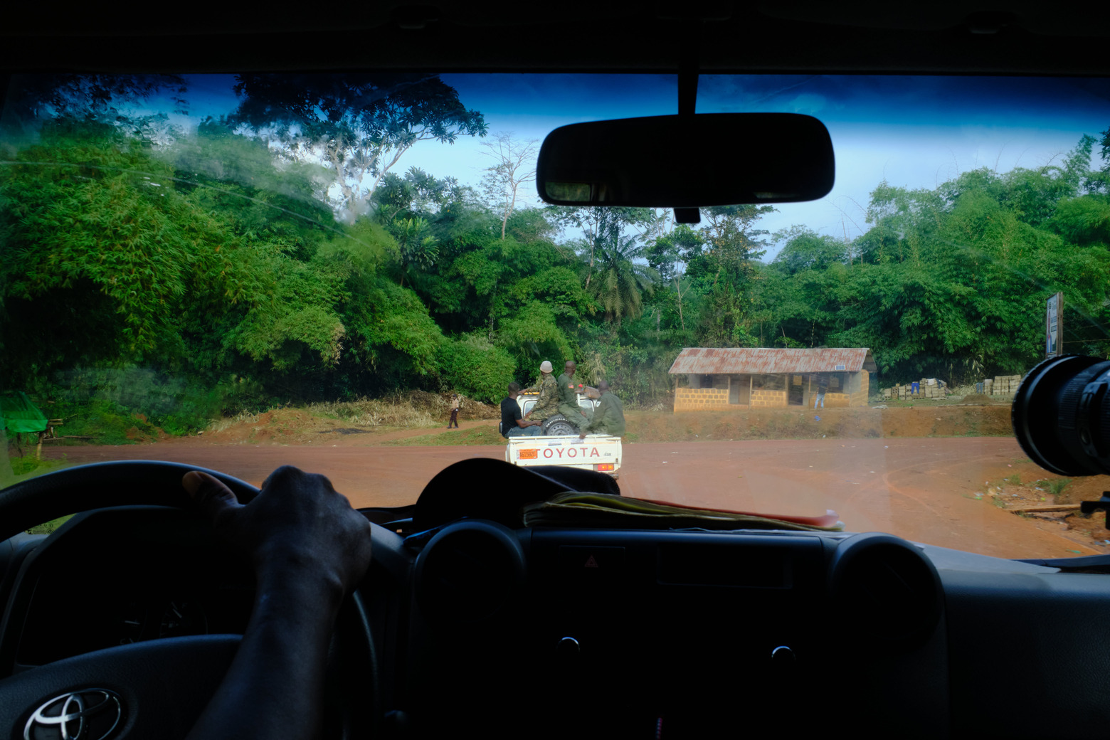 FDA-rangers volgen tijdens de arrestatie van een migranten-cacaoarbeider in Grand Gedeh, Liberia. Foto door Ashoka Mukpo voor Mongabay.