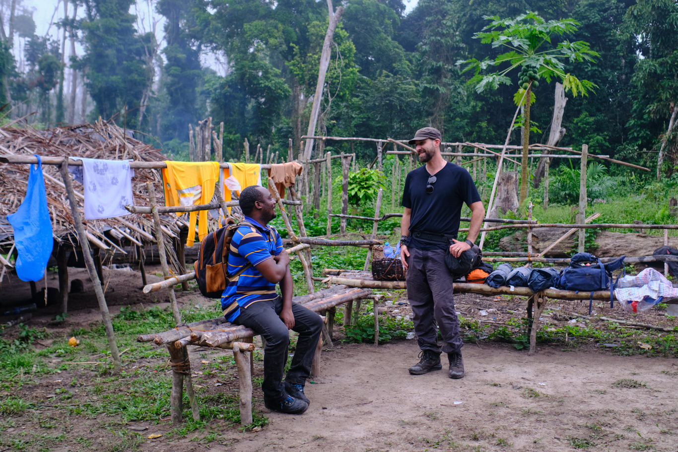 Mongabay met schrijver Ashoka Mukpo en medewerker James Giahyue in Grand Gedeh, Liberia. Foto door Ashoka Mukpo voor Mongabay.