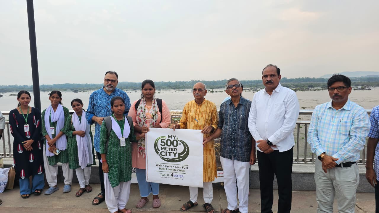 Bij de lancering van het logo voor Panda's nieuwste campagne Youth4Water-India. Deze campagne heet "Mijn 500 meter stad" en werd op 5 juni 2026 gelanceerd aan de oevers van de Mahanadi-rivier in Sambalpur, waar meer dan honderd jongeren en andere belanghebbenden aan deelnamen.