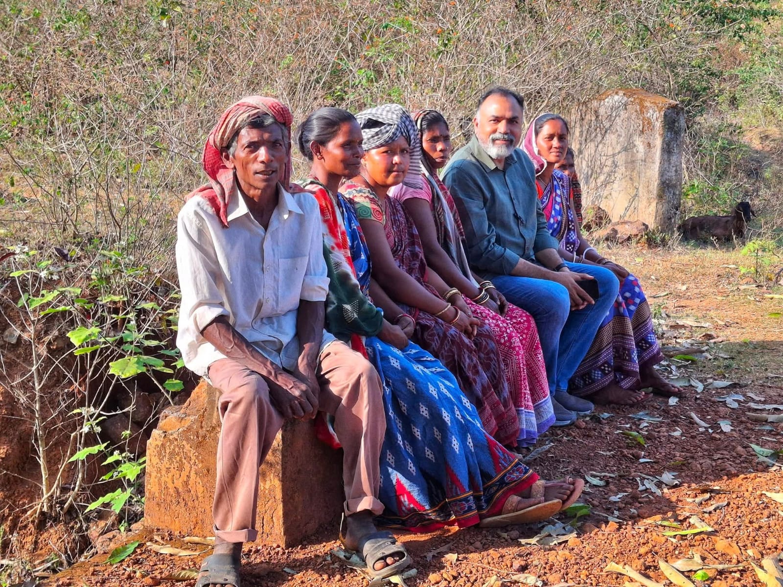 Ranjan Panda met leden van de inheemse gemeenschap na een boswandeling om de boswater-Nexus te begrijpen in een bosrijk dorp in het district Kandhamal in Odisha.