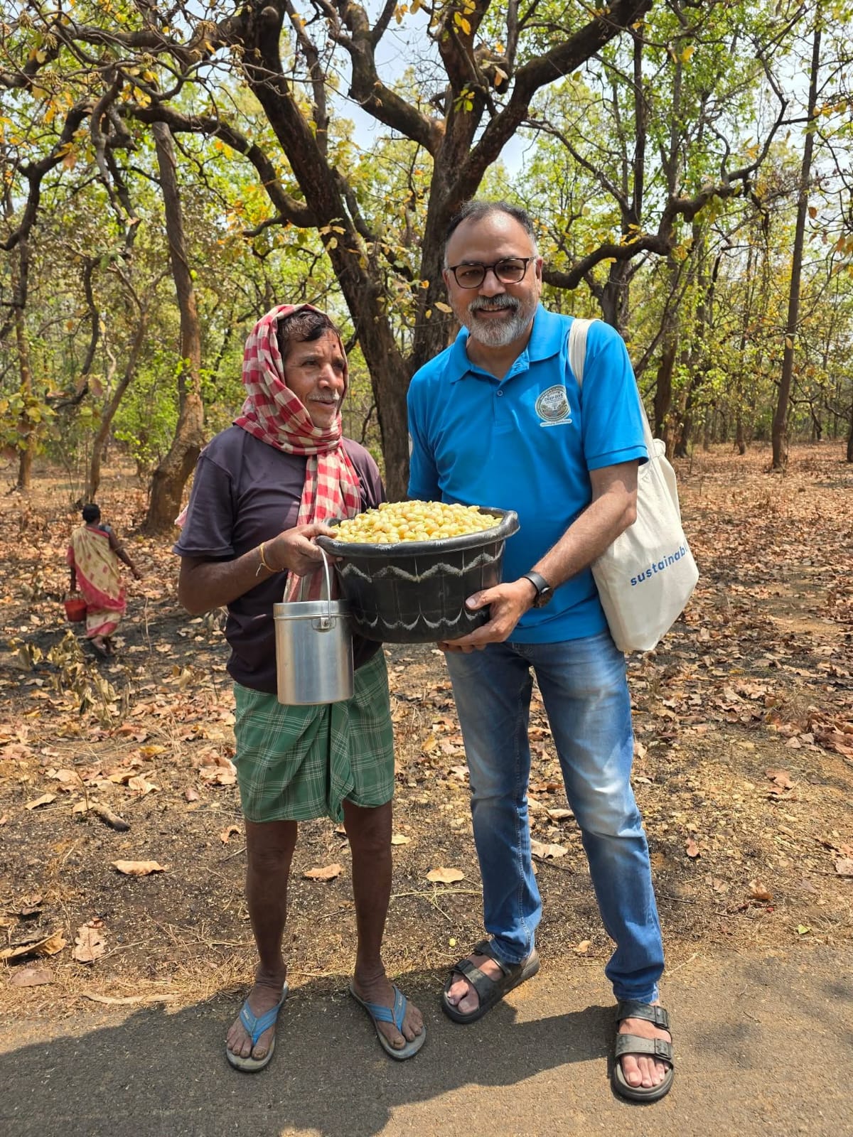 Een stamman uit het Jujumura-blok in het district Sambalpur bespreekt met Panda het belang van mahua-bloemen in zijn leven en de uitdagingen die gepaard gaan met het verzamelen en verkopen van niet-hout bosproducten. Afbeelding met dank aan Ranjan Panda.