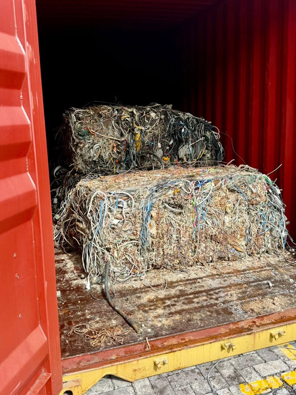 Bundels elektriciteitsdraadschroot zitten in een container die is onderschept in Port Klang, Maleisië. Afbeelding met dank aan de Maleisische grenscontrole en beschermingsorganisatie (AKPS).