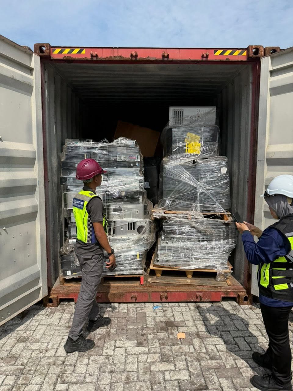 Een speciale taakgroep voor e-waste heeft sinds januari 2026 ruim 3.000 ton illegaal of ten onrechte aangegeven e-waste teruggestuurd. Afbeelding met dank aan de Malaysian Border Control and Protection Agency (AKPS).