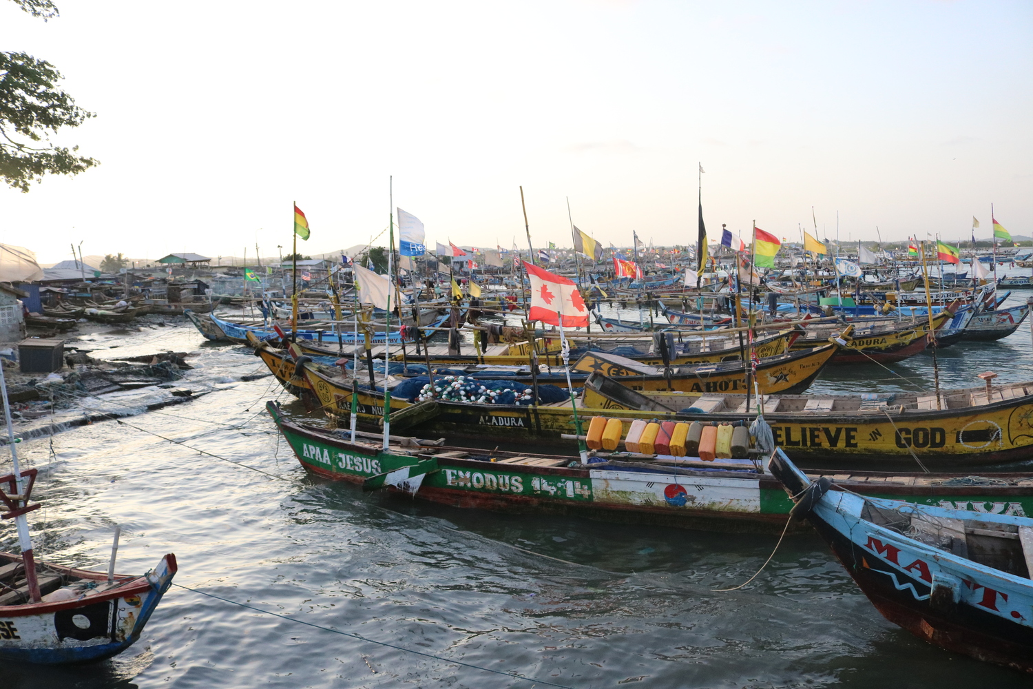 Vissersboten in de haven van Apam, Ghana. Afbeelding met dank aan Issah Seidu.