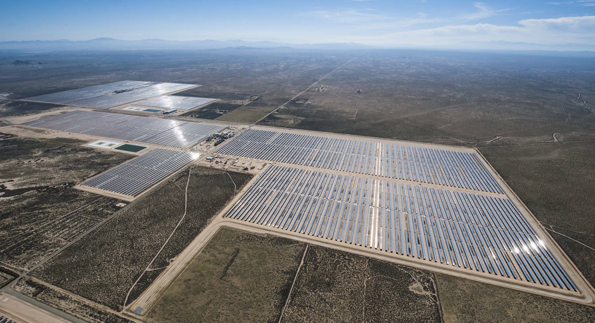 Een zonne-energieproject in de Mojave-woestijn. Afbeelding door California Energy Commission via Flickr (CC BY 2.0).