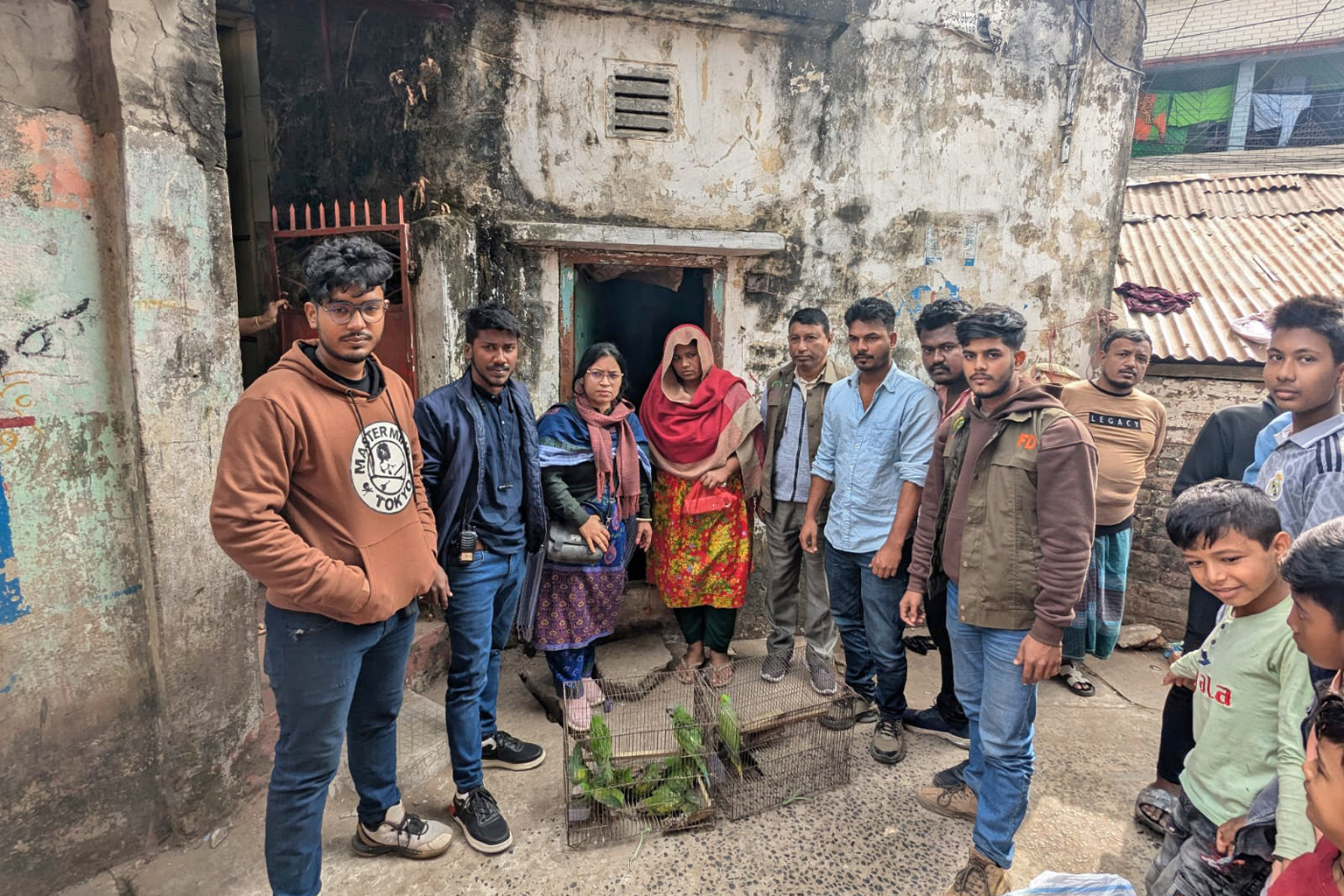 Na het redden van parkieten uit het bezit van vogelstropers, poseren lokale vrijwilligers samen met functionarissen van het Forest Department voor foto's in Chattogram. Afbeelding door Siddiqur Rahman Rabbi.