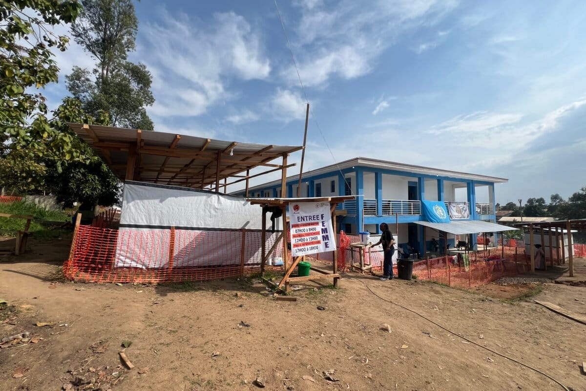 De Ebola-behandelingsfaciliteit van het Evangelisch Medisch Centrum in Bunia, DRC. Afbeelding door Prosper Heri Ngorora. 