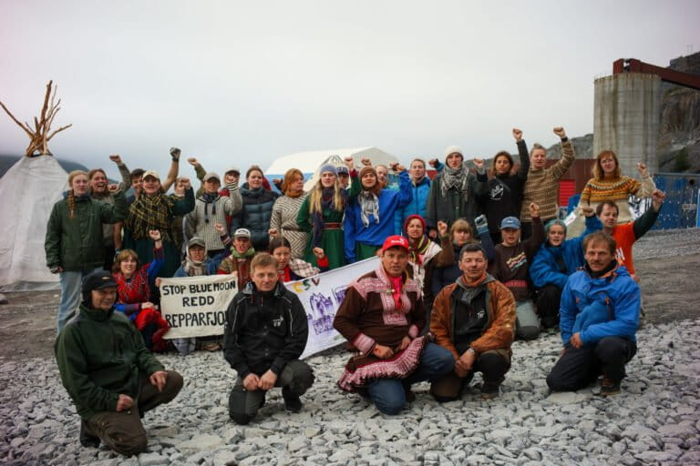 Sámi-rendierherders en natuurbeschermers houden een protestkamp bij de faciliteiten van de Blue Moon Metals Nussir-mijn in Noorwegen. Foto door Rasmus Berg / Natur og Ungdom.