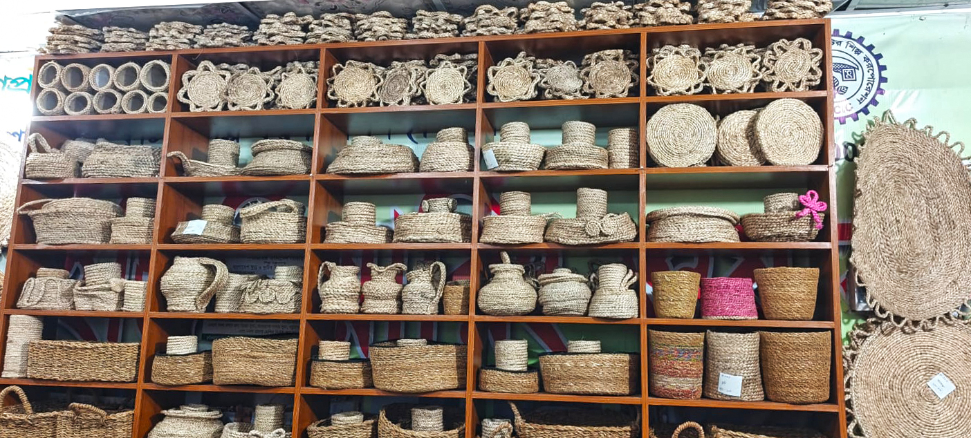 Handwerk- en decoratieartikelen gemaakt van bananenvezels te koop in het Gazipur-gebied nabij Dhaka.