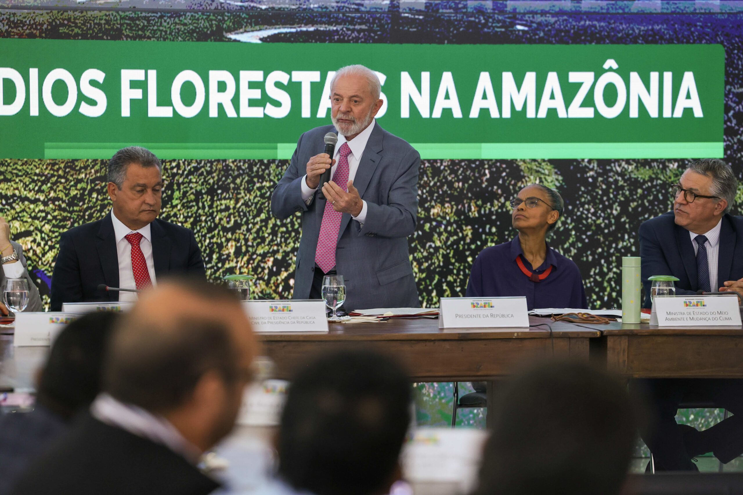 Samen met de Braziliaanse milieuautoriteiten spreekt president Lula voordat hij een plan voor 2024 lanceert om de ontbossing en bosbranden in het Amazonegebied terug te dringen. Afbeelding door Fabio Rodrigues-Pozzebom/Agência Brasil.