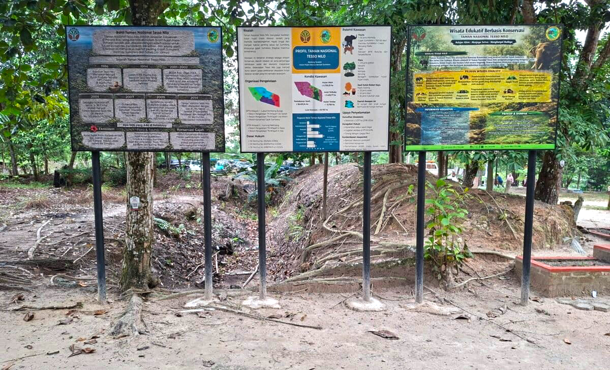 Informatieborden over Tesso Nilo National Park en zijn biologische diversiteit. Afbeelding door Suryadi/Mongabay Indonesië.