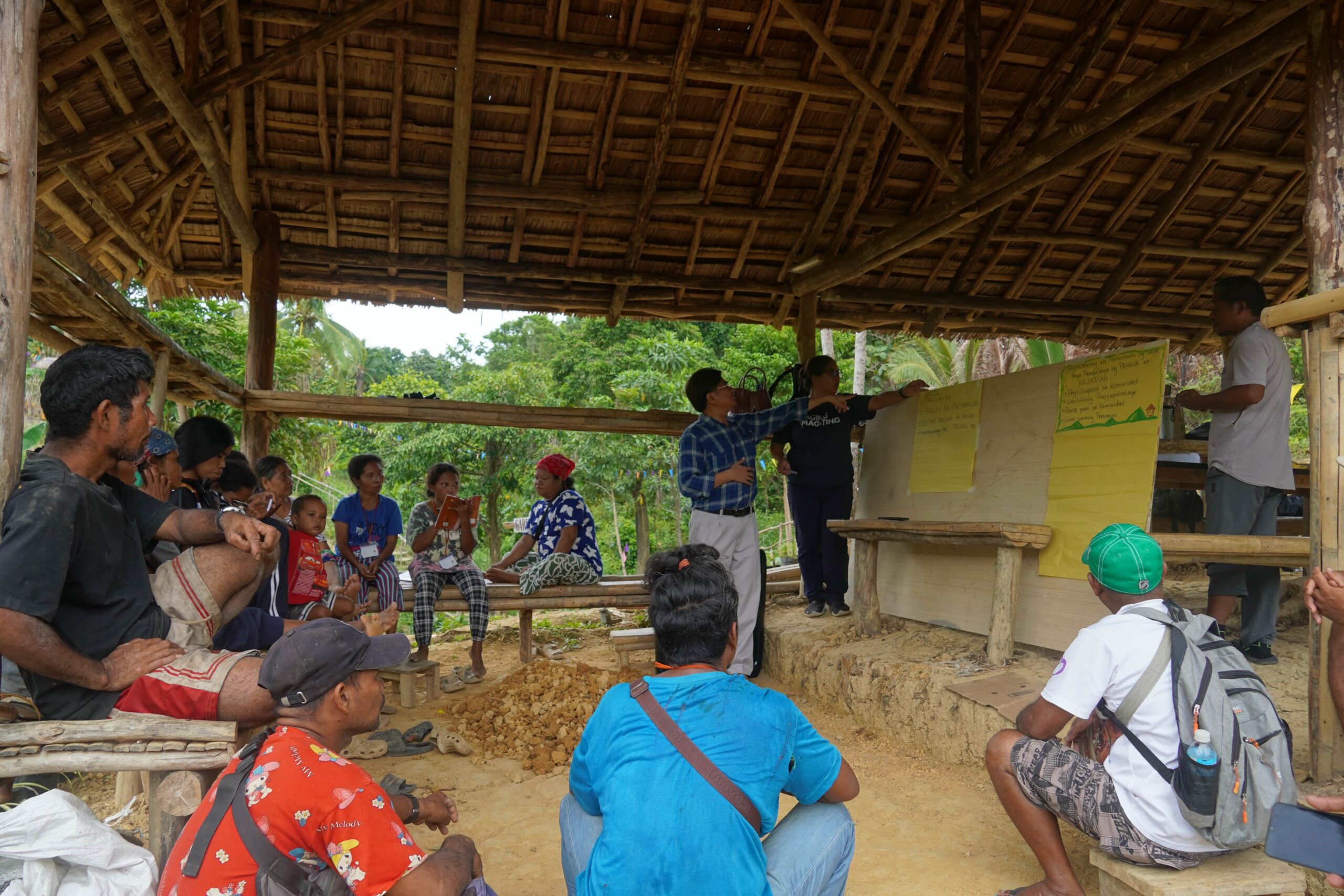 Gemeenschapsbijeenkomsten voor het REDD+ programma. Afbeelding door Keith Anthony Fabro.
