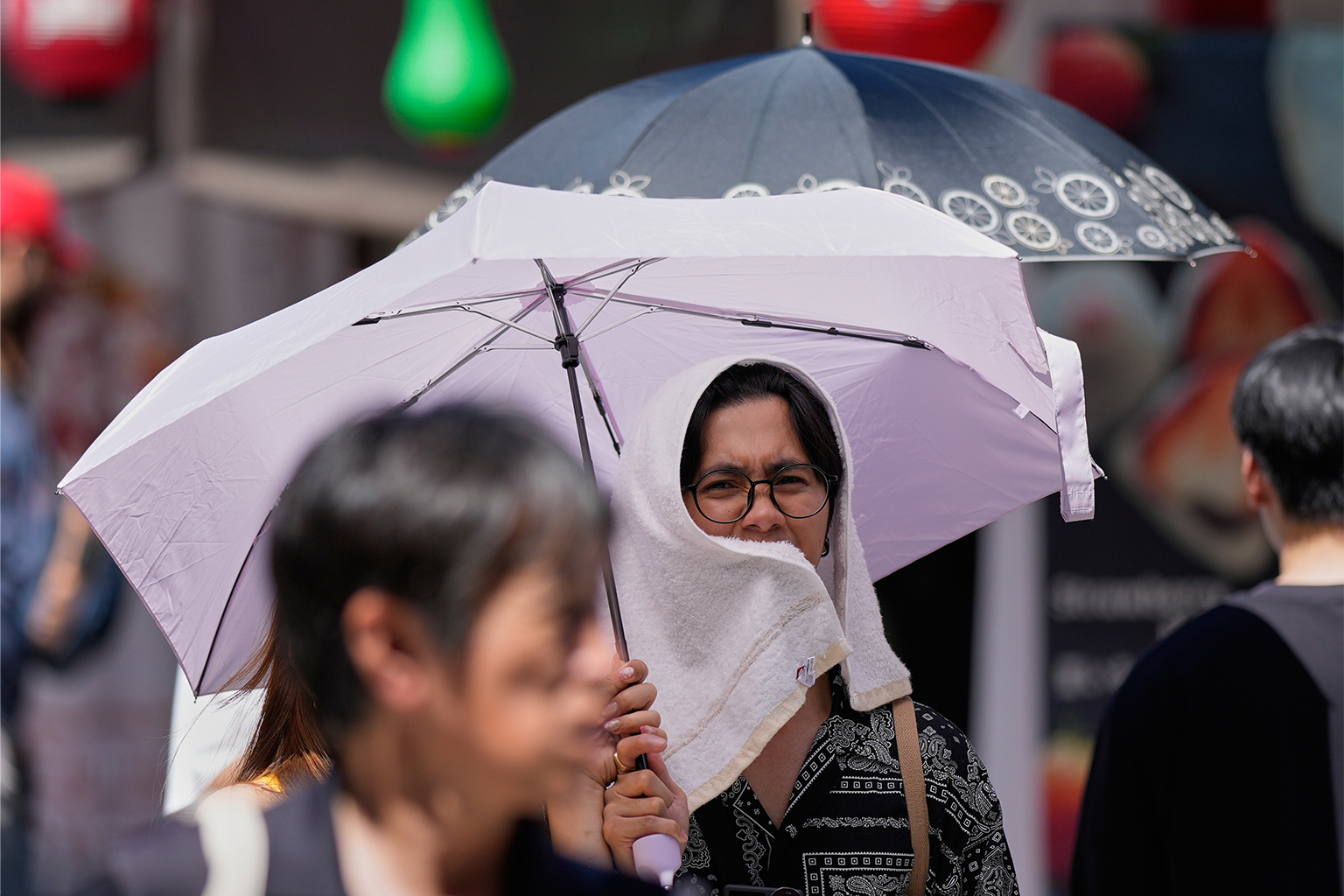 Mensen lopen in de buurt van de Sensoji-boeddhistische tempel in de wijk Asakusa in Tokio op een warme en zonnige dag op 7 augustus 2026