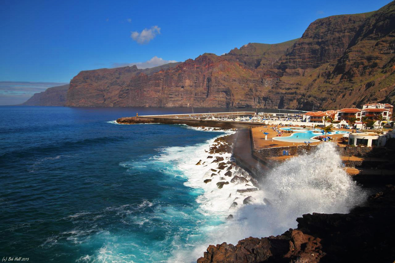 De gigantische rotsformaties Acantilados de Los Gigantes aan de westkust van Tenerife. Kustontwikkeling op de Canarische Eilanden is een van de vele bedreigingen voor het zeeleven hier. Afbeelding door Bob Hall via Flickr (CC BY-NC-ND 2.0).